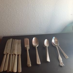 GORGEOUS VTG WM ROGERS 25pcs Nickel Silver Flatware Set.